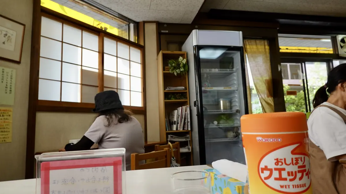 エビスヤ小松商店の木の壁と畳がある店内
