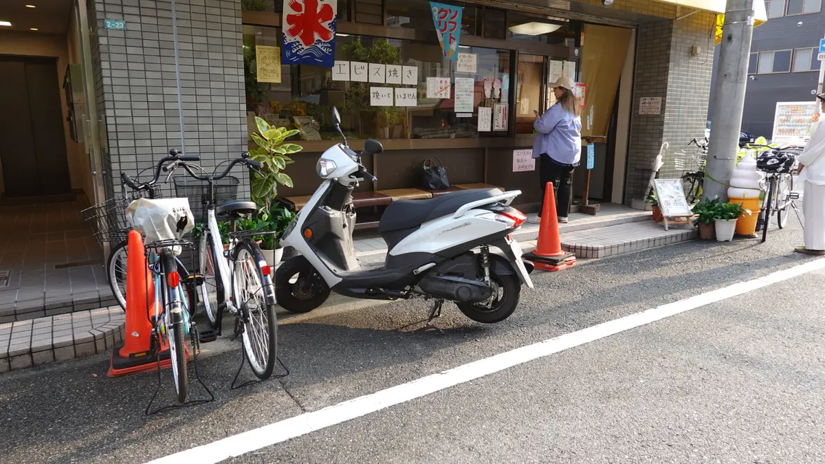 エビスヤ小松商店のかき氷を食べにスクーターで到着した店先