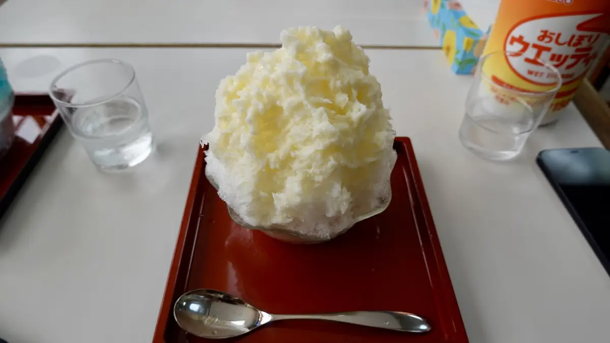 エビスヤ小松商店で注文したミルククリームかき氷