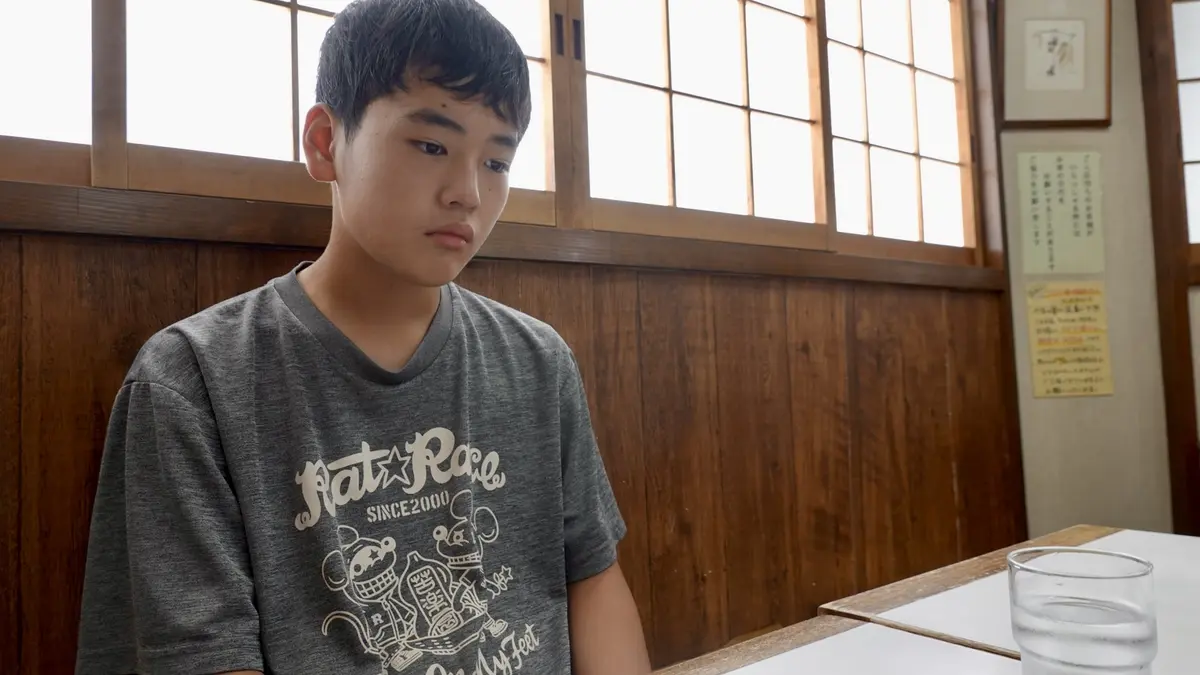 エビスヤ小松商店でかき氷を待つ背が伸びた息子