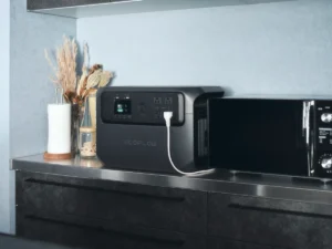 キッチンで電子レンジの横に設置されたEcoFlow DELTA Gen4シリーズのポータブル電源