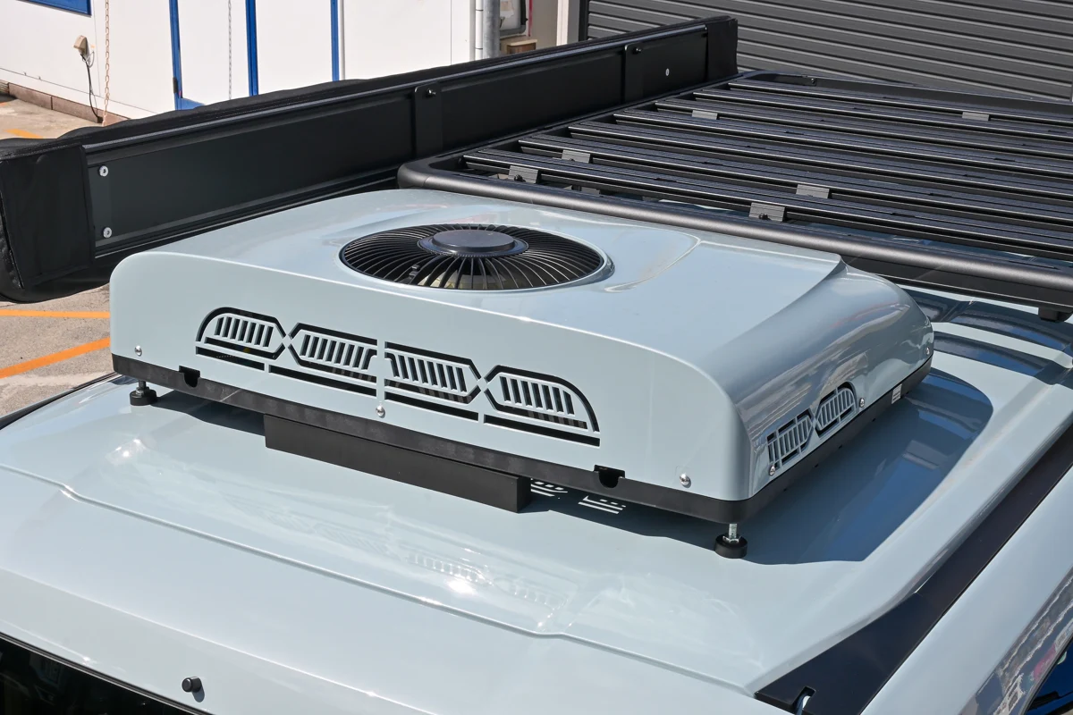 車両の屋根に設置されたROCKY2の冷暖房兼用ルーフエアコン室外機